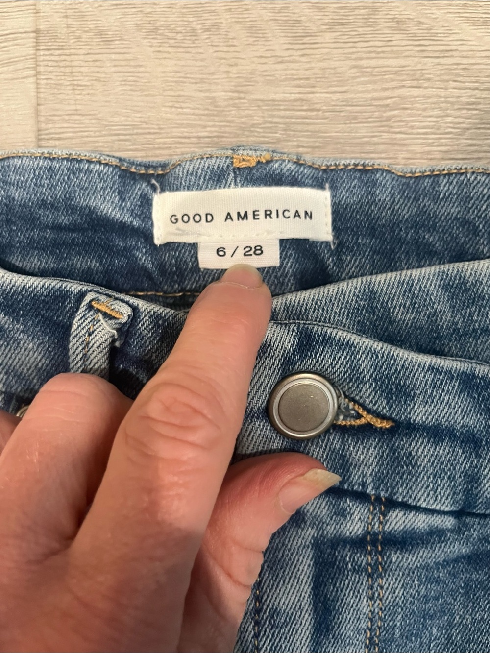 Good American Skinny Jeans in Medium Blue - Picture 3 of 7